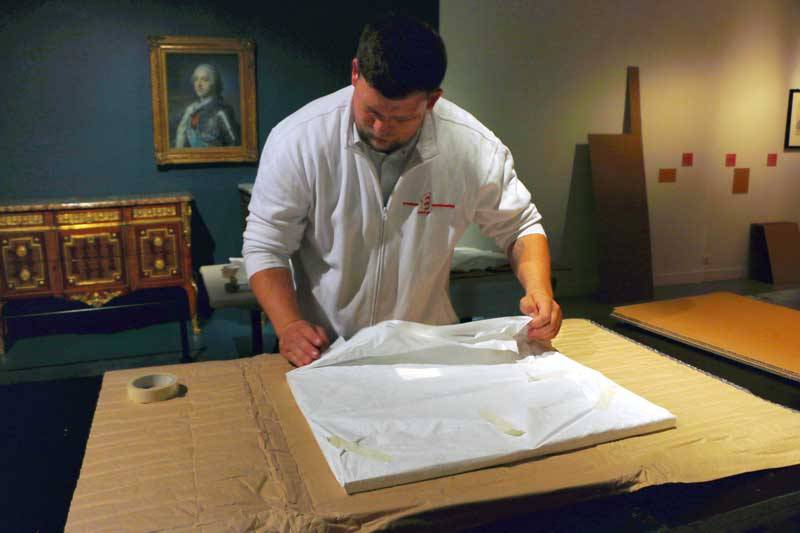 Packing and installation of the artworks of the exhibition